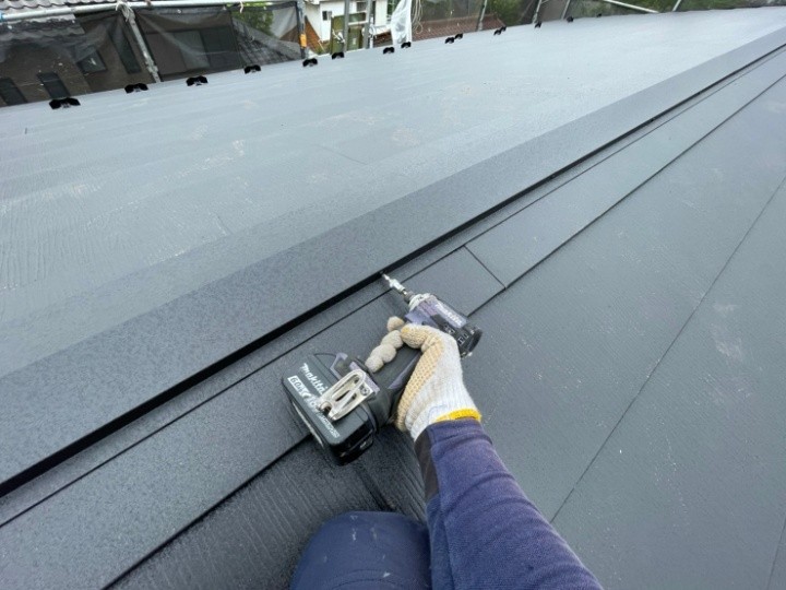 棟板金の取り付けと仕上げ