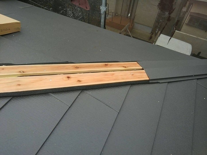 貫板の取り付けと棟板金の設置