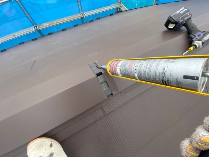 新規棟板金の取り付けとコーキング処理