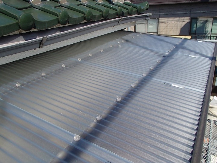 完成したポリカーボネート波板屋根