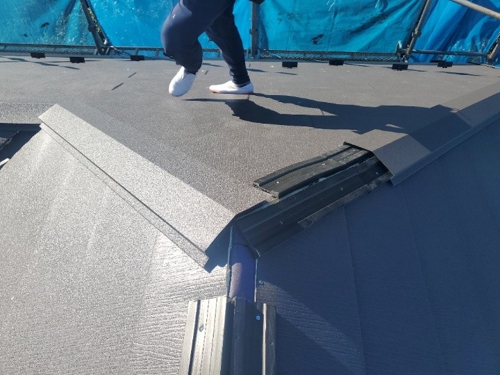 棟板金の設置と雨押えの固定