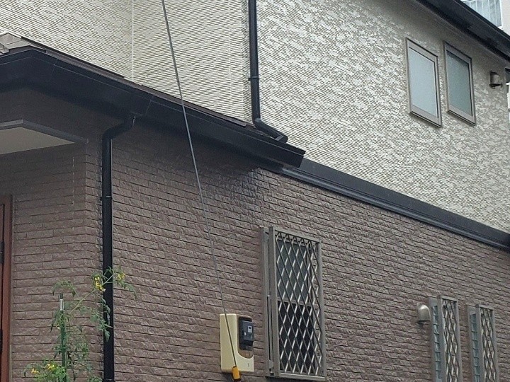 ツートン仕上げで外壁の中塗り上塗り作業（一層・二層）