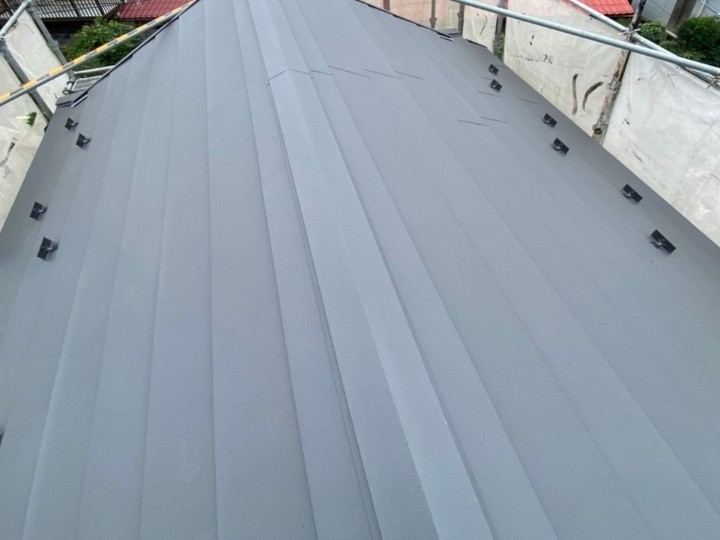 棟板金の設置とSUSビスによる固定