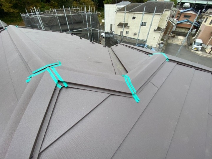棟板金と樹脂製貫板の設置