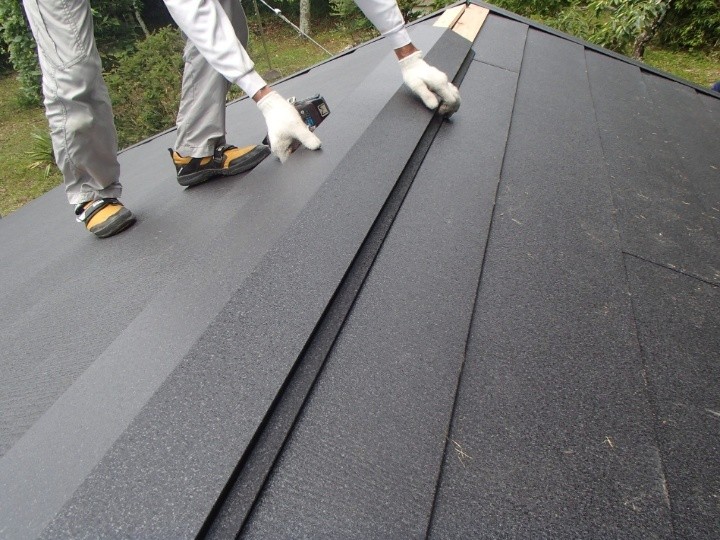 棟板金の取り付けと仕上げ