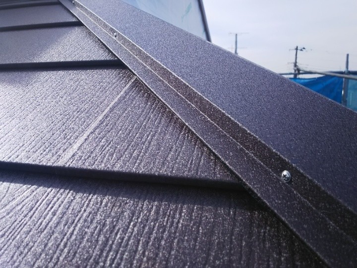 棟板金の取り付けと最終仕上げ