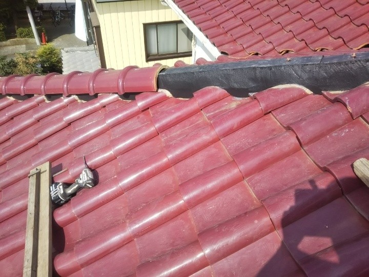 棟瓦の設置とSUSビス固定