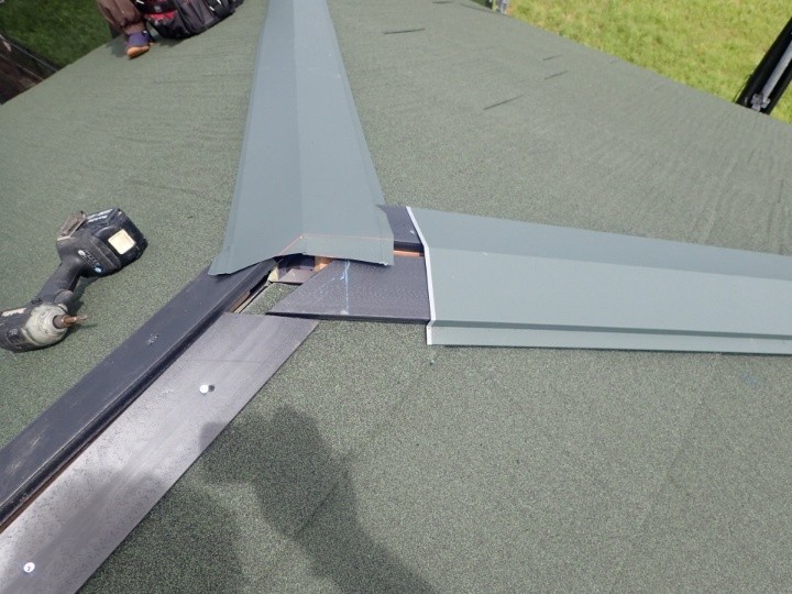 樹脂製貫板と棟板金の設置