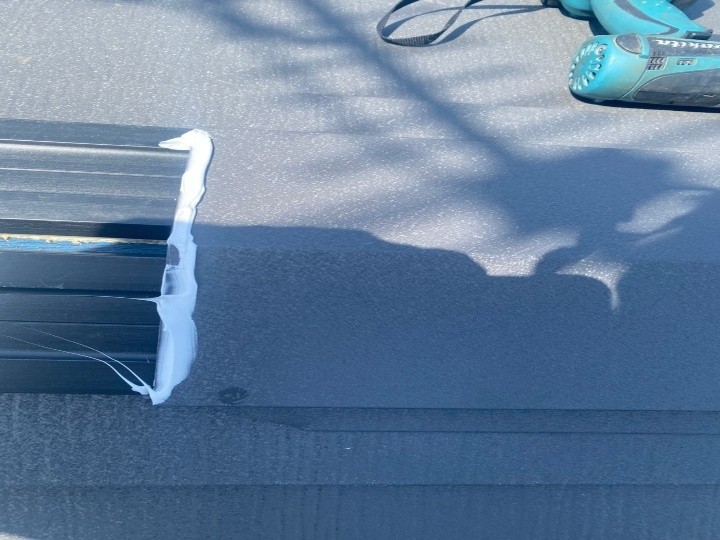 棟板金と樹脂製貫板の設置