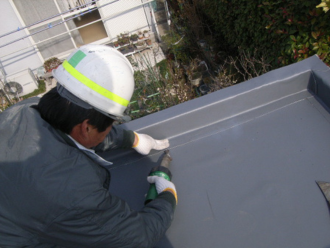 シート防水の作業の様子
