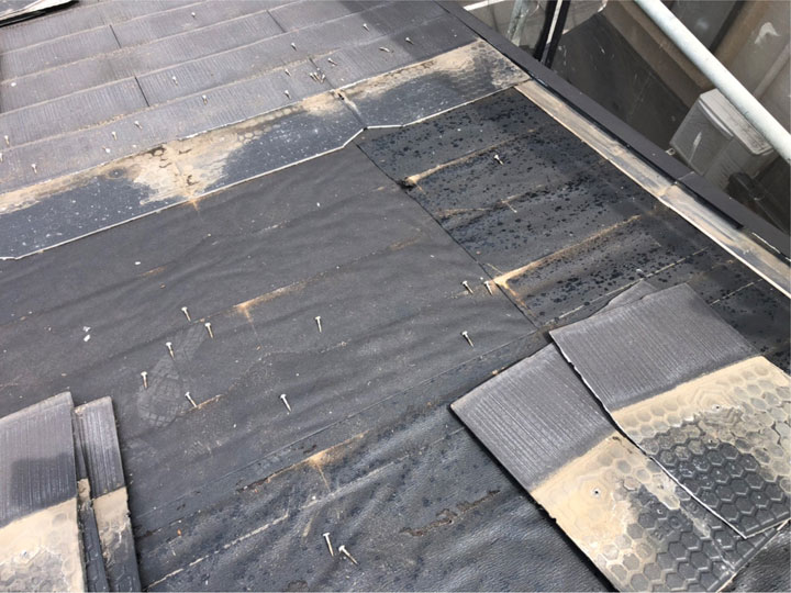 アスベスト含有屋根の撤去中