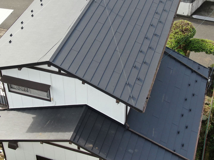 瓦vsガルバリウム鋼板、どっちが正解？最新の屋根リフォーム事情で比較