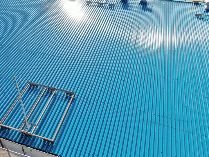 幅広い空間に対応しやすいのが折板屋根