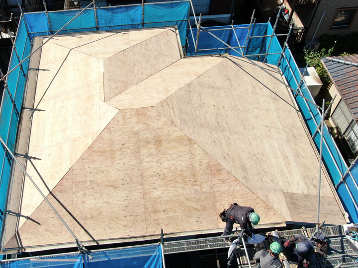 屋根葺き替え工事の費用相場と金額が変動する理由を紹介します