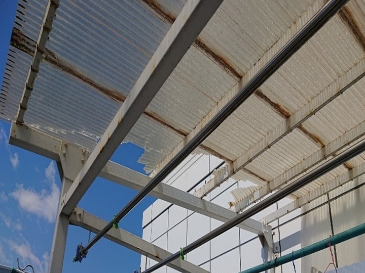 台風被害で飛散した屋上の波板屋根