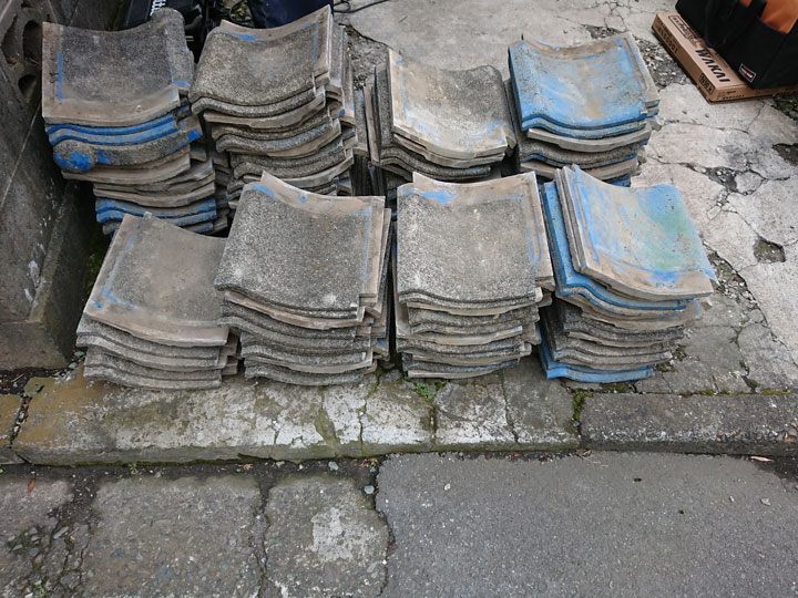 セメント瓦のアスベスト処分費用はかかる？含有の有無と葺き替えの判断ポイント