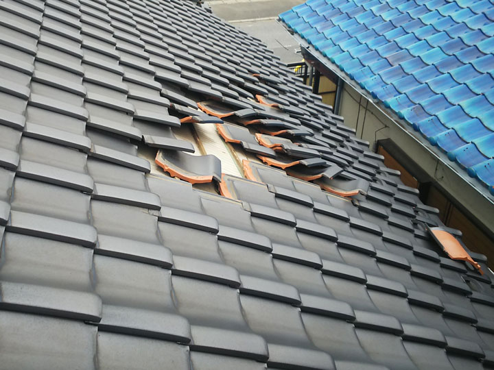 台風の被害を受けた瓦屋根