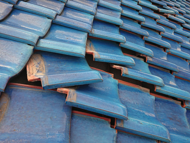 瓦は厚みがあり重量もあるため、もともと断熱性や遮音性に優れています