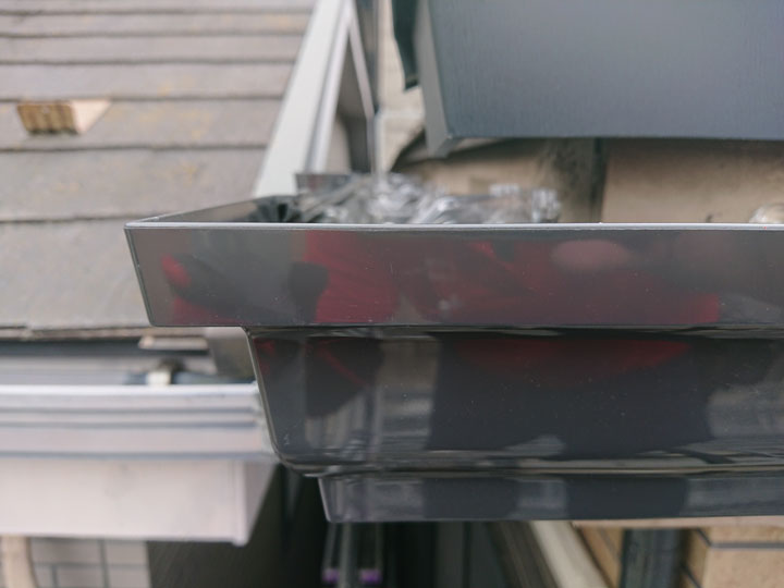 屋根に雨樋の設置が欠かせない理由と破損時のリスクを分かりやすく解説