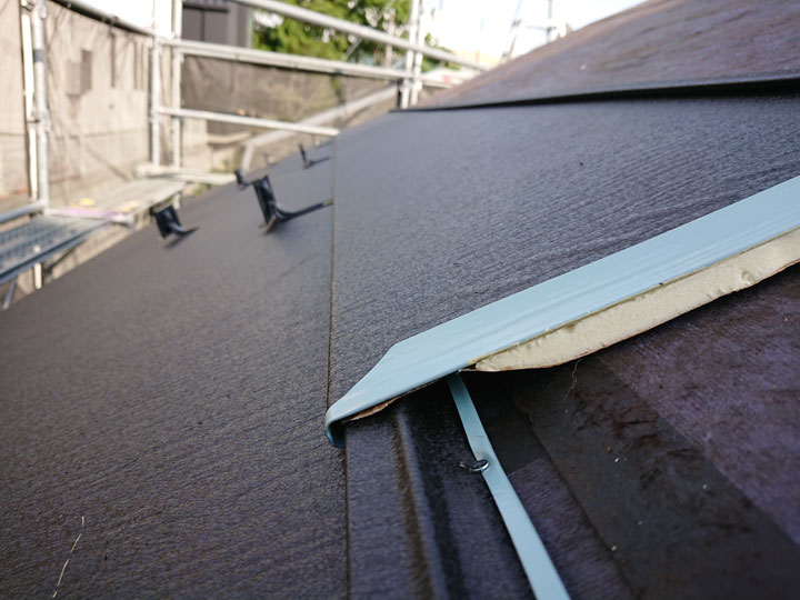 断熱材一体型の金属屋根材