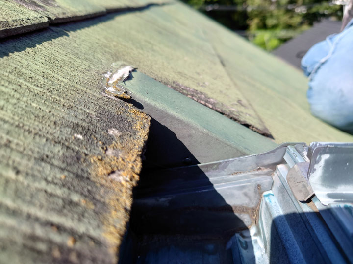 アスベストを含む屋根の見分け方と調べる方法を解説