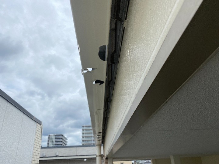 雹被害で破損したグンバイM型120雨樋