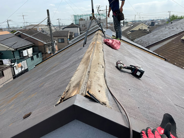 棟板金の交換中