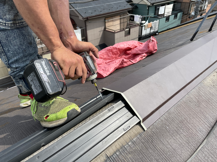 ガルバリウム鋼板棟板金と樹脂製貫板