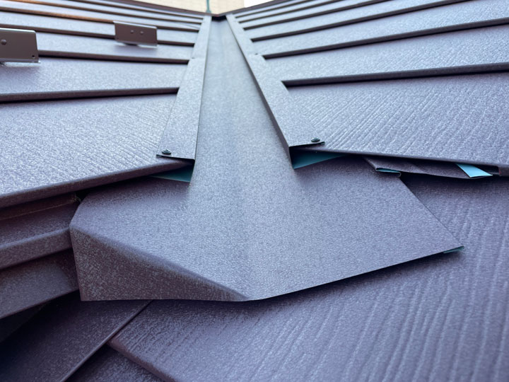 屋根の谷は雨漏りの要注意ポイント！理由と適切なメンテナンス方法をわかりやすく解説