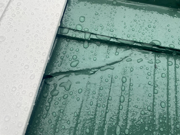 撥水できている状態のスレートの塗膜