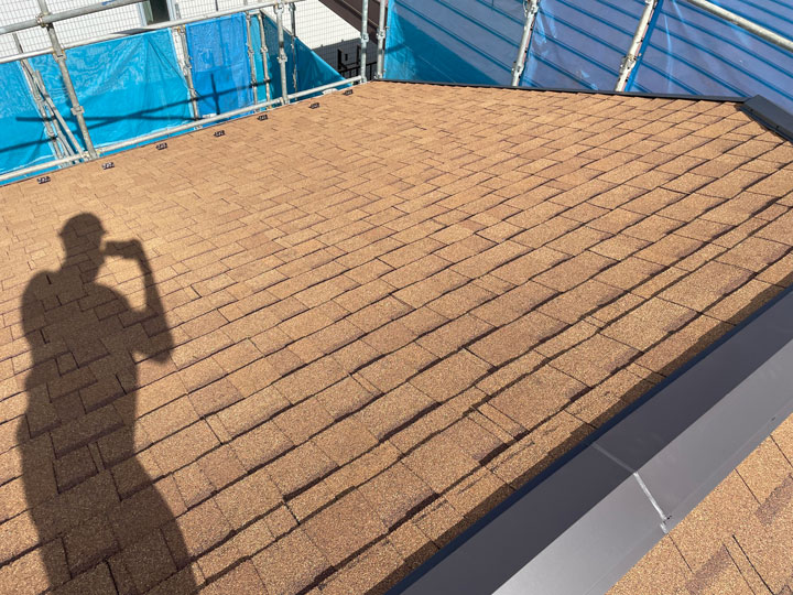 アスファルトシングルの魅力とは？耐用年数や費用、メンテナンスの注意点