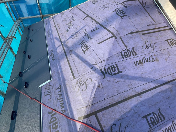 屋根カバー工事中