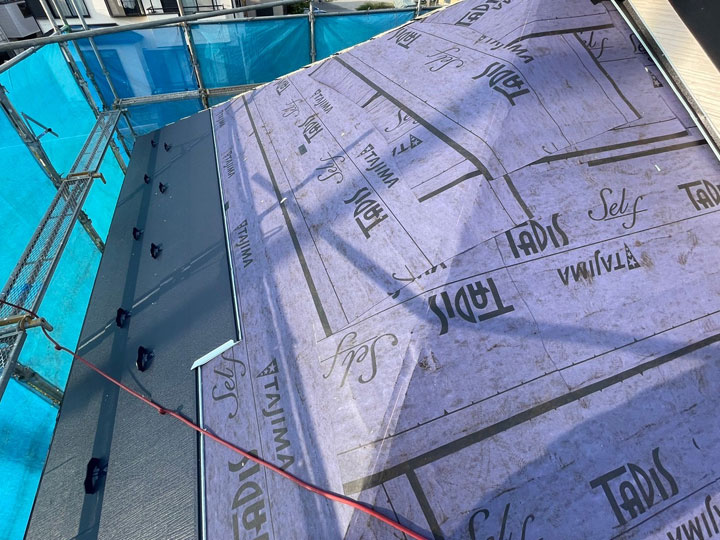 屋根カバー工法の耐用年数はどのくらい？長持ちさせるカギはルーフィング