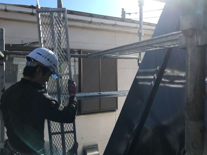 足場を組んでいる様子
