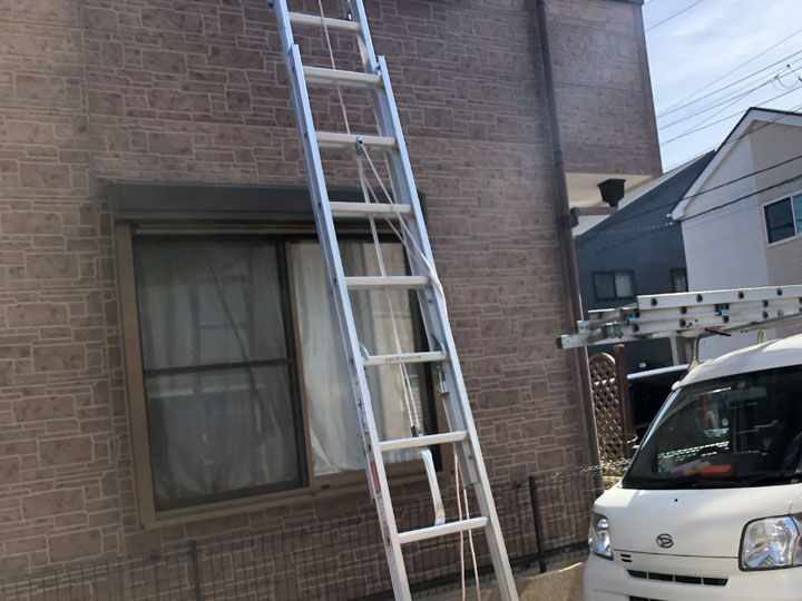 梯子を使って上ります