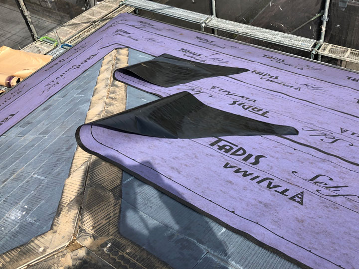 既存屋根材の上に敷設するルーフィング