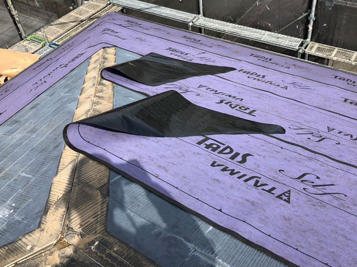 ルーフィングは必ず「屋根の低い方（軒先）」から「高い方（棟）」へと順番に重ねて敷いていきます。