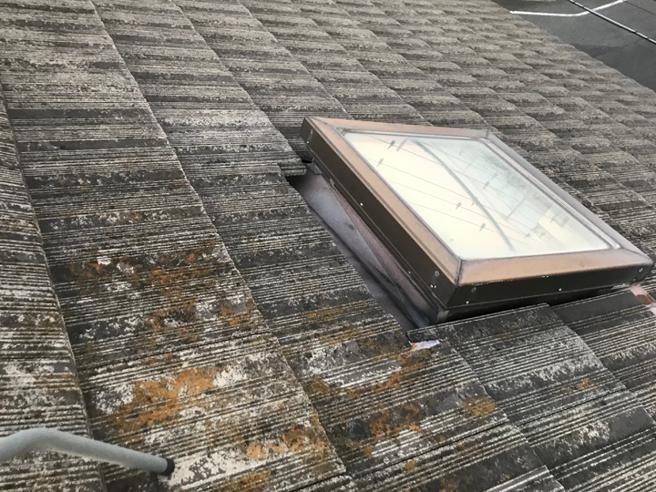 劣化した屋根の点検