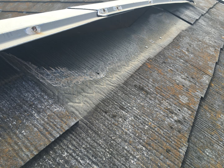 固定力の低下により浮いた棟板金