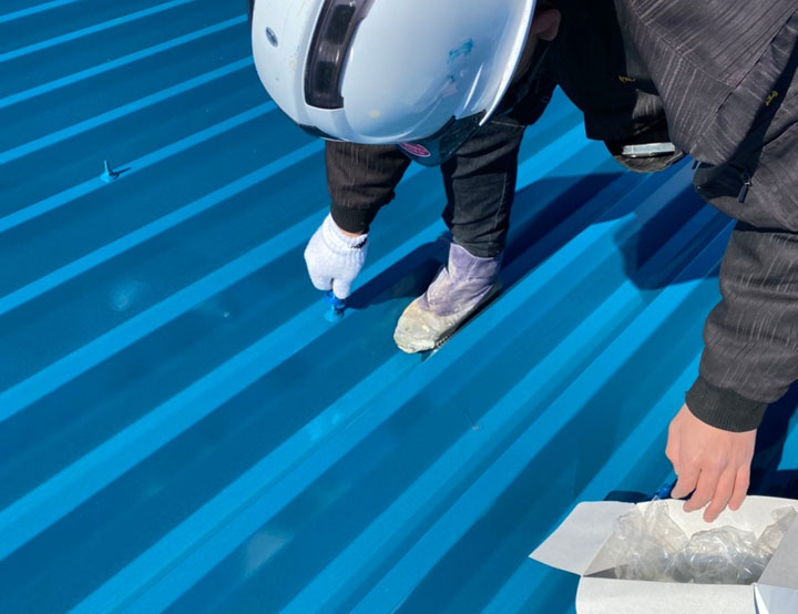 折板屋根のメンテナンス中