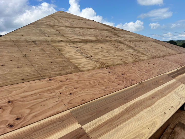 新しく敷設した野地板