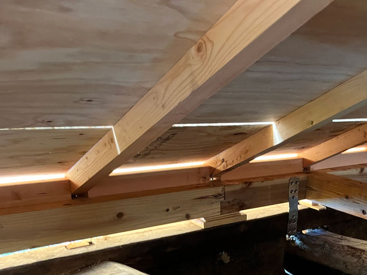 垂木に取り付けられた土台の野地板