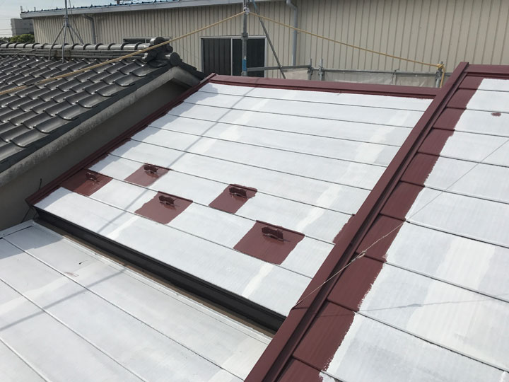 メンテナンス中のガルバリウム鋼板