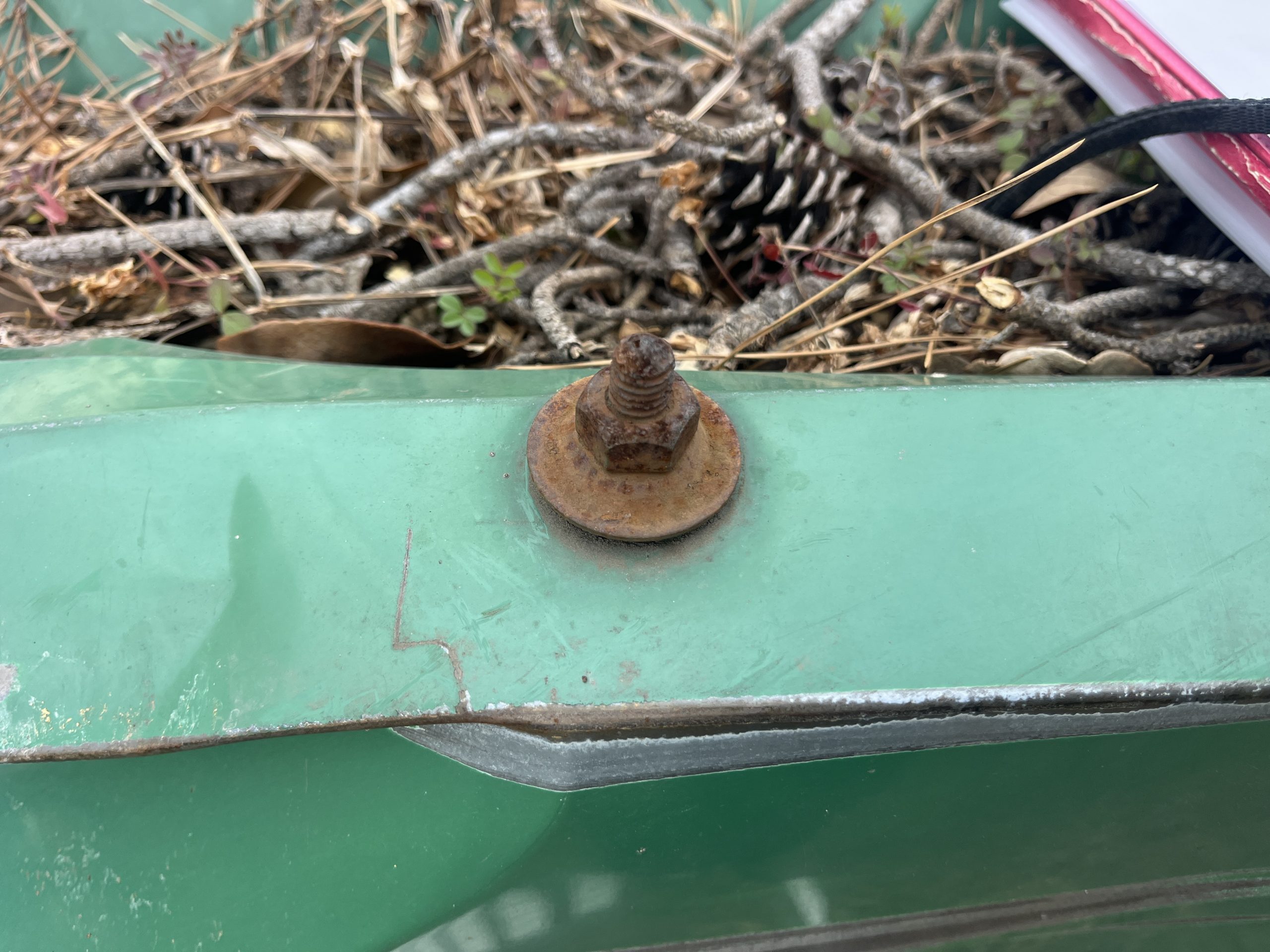 ボルト周辺のサビと小さな破断