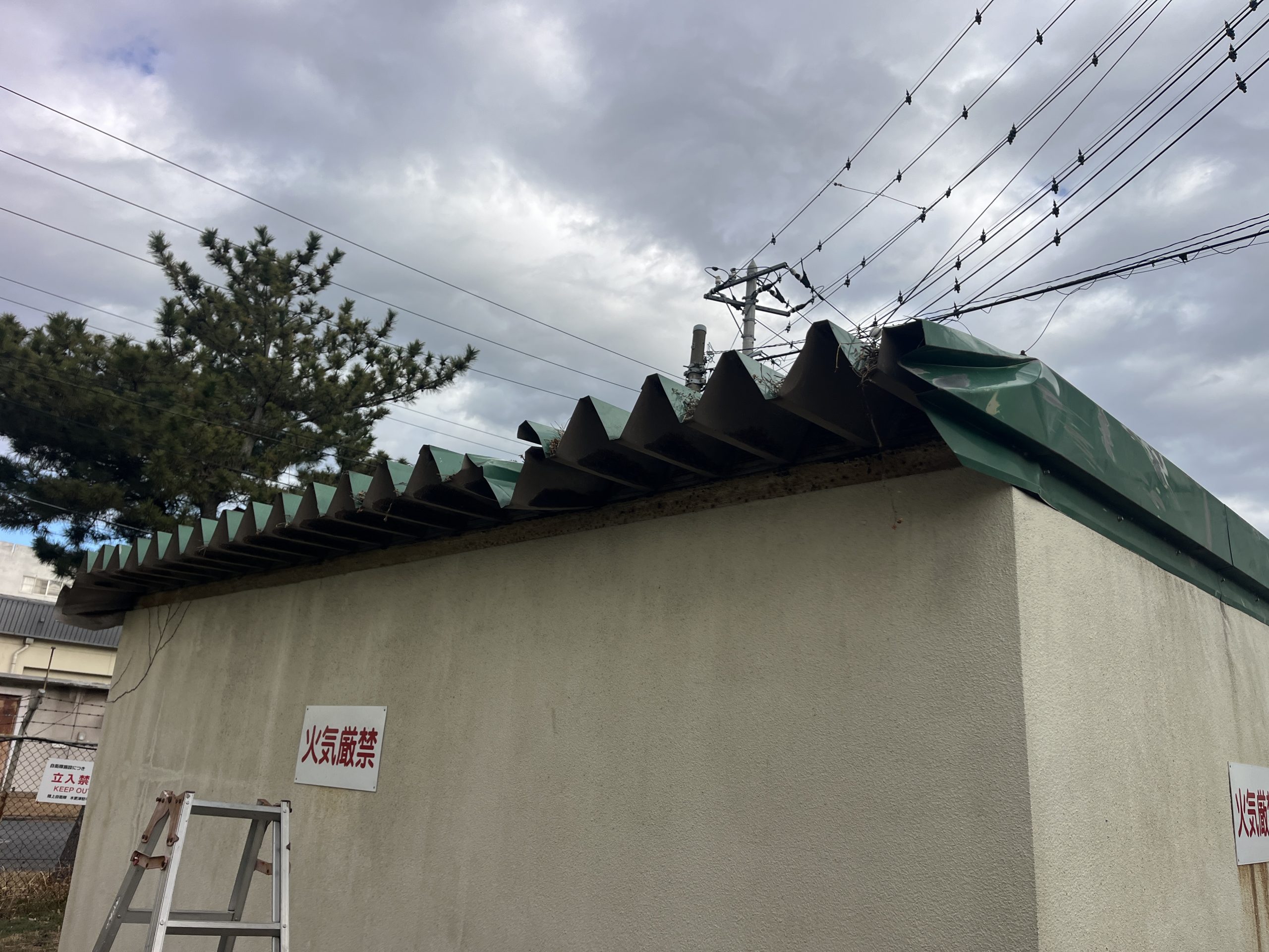 折半屋根端部の大きな変形