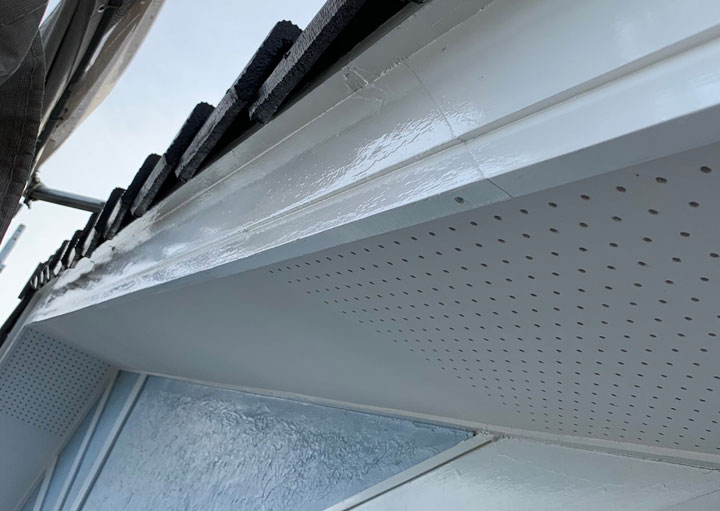 屋根の軒先に換気口（有孔ボードなど）を設ける方法です。