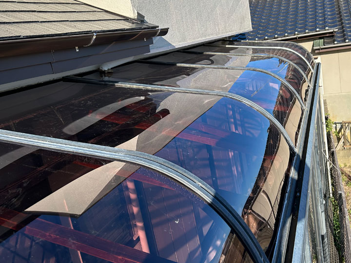 ポリカーボネートの耐用年数は？ベランダ屋根に最適な理由と耐候性の強さ