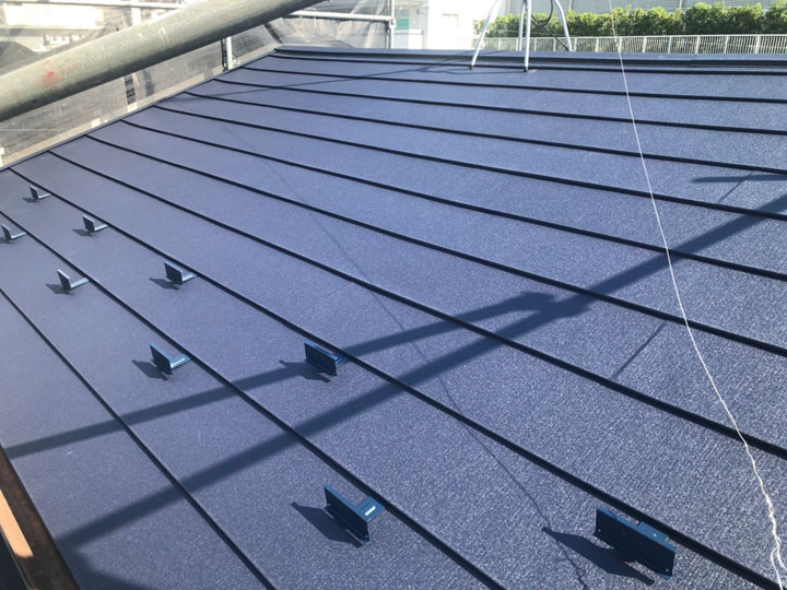 適切な施工とメンテナンスを行えば、長期間にわたって屋根としての機能を維持することができます。