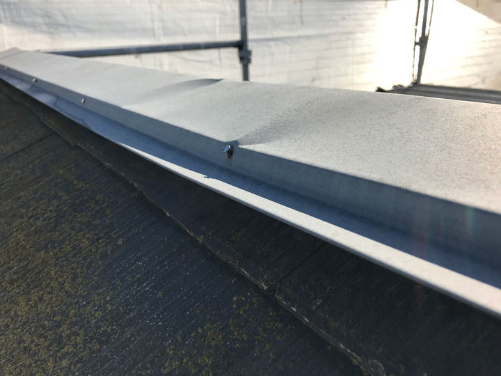 棟板金が曲がってしまっています