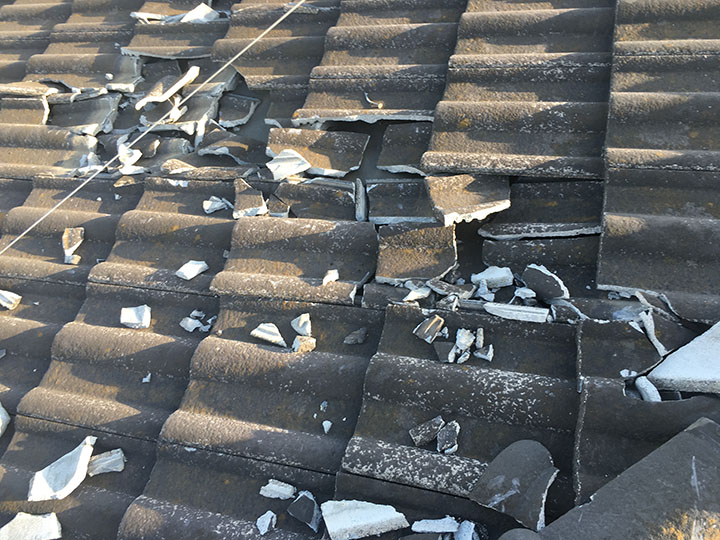 壊れてしまったセメント瓦